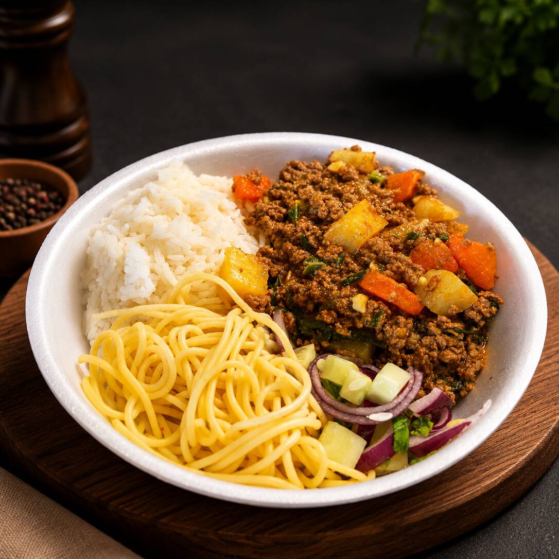 Picadinho com legumes (batata, cenoura e couve)
Acomodado de:
- Arroz branco
- Macarrão
- Feijão carioquinha
- Farofa
- Salada crua (maionese ou purê)