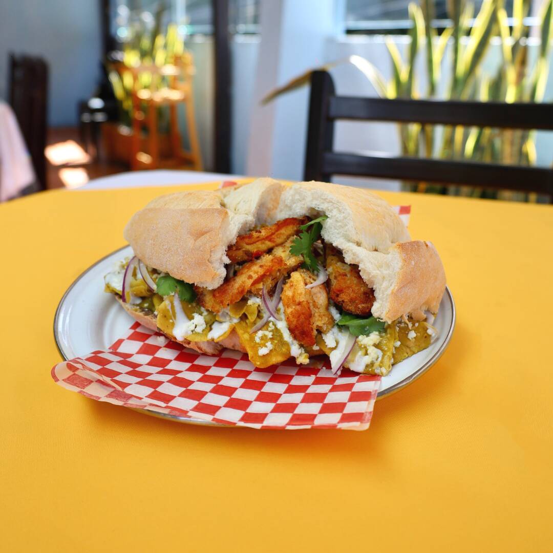 Torta de chilaquiles