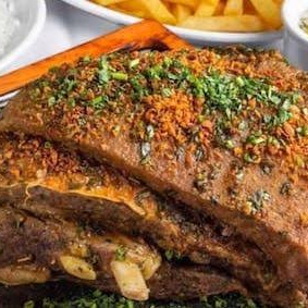 Costela Assada no Bafo Assamos no bafo por 6 horas, resultando em uma carne extremamente macia, suculenta e cheia de sabor. Desfiada, nada de ossos, peles, nervos ou excesso de gordura — você recebe apenas a parte nobre da costela, pronta para saborear, sem perdas. Temperada com especiarias selecionadas e acompanhada de batatas, é uma refeição feita com as melhores carnes do mercado. Aprox. 600g