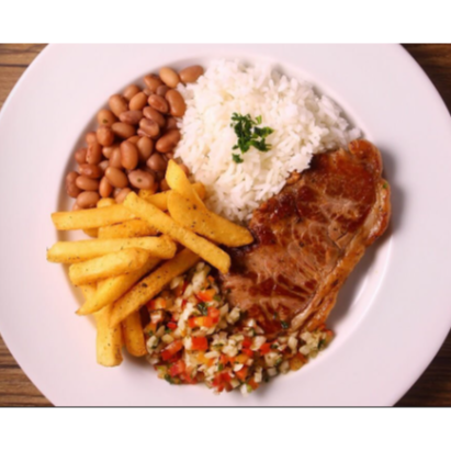 Arroz, feijão, contra filé em tiras, batata frita, farofa da casa, salada.