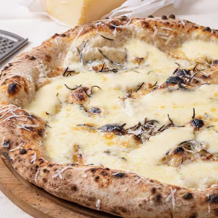 Massa de fermentação natural, mussarela, grana padano, alecrim e flor de sal Obs: por padrão, a pizza é enviada inteira (não fatiada) para garantir uma melhor conservação e mantê-la quente por mais tempo (além de facilitar caso você queira reaquecê-la no forno ao recebê-la). Se preferir que enviemos a pizza cortada em fatias, favor especificar na observação do pedido ;)