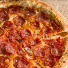 Massa especial, saboroso molho de tomate, queijo mussarela e calabresa fatiada com sabor inesquecível! Aproveite!