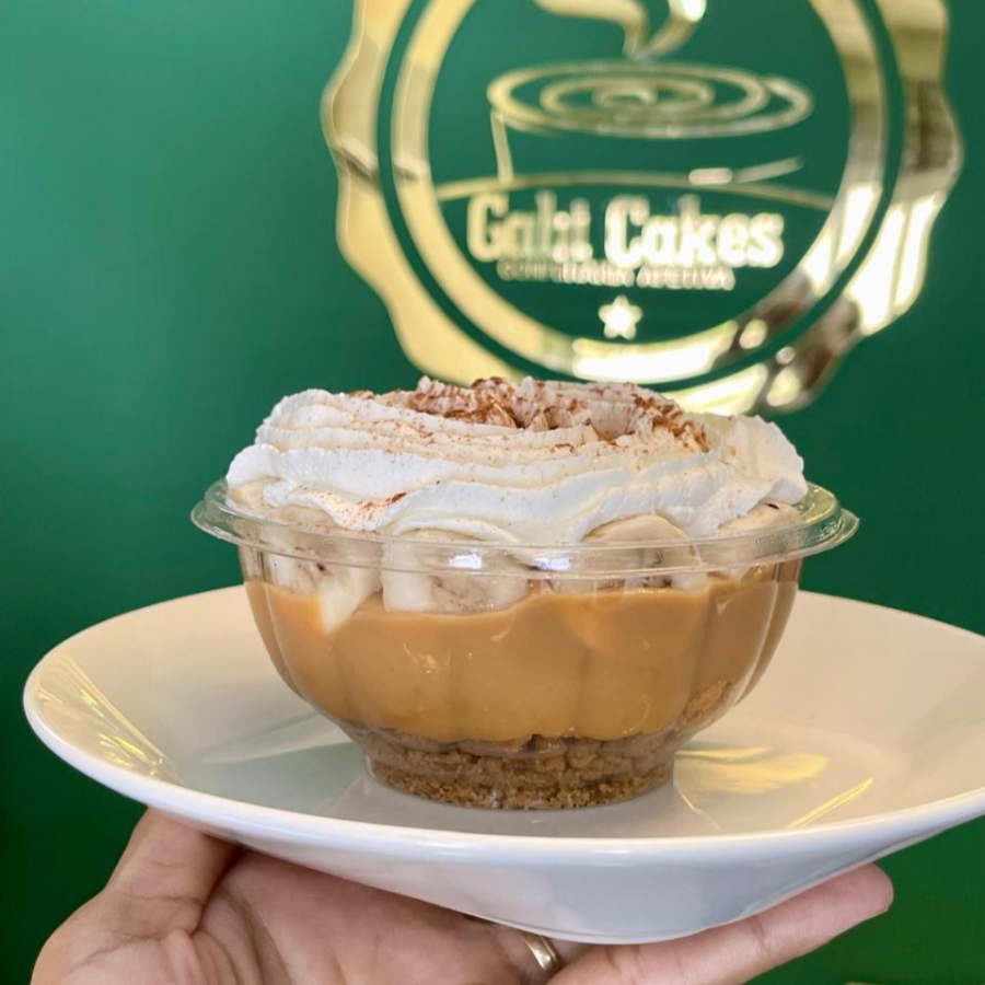 Massa de biscoito Amanteigado,creme de Doce de leite, pedaços de Banana. Finalizada com Chantilly cremoso e canela!