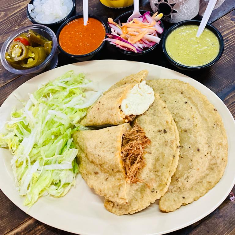 3 Empanadas de Guisos con queso fundido