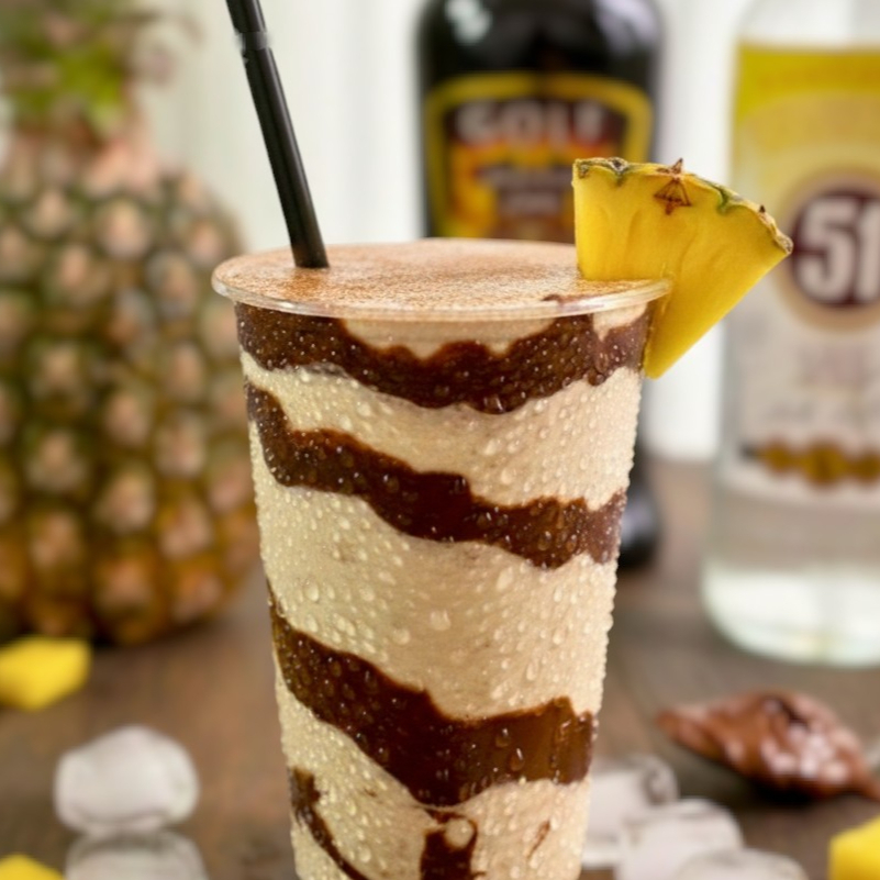 Drink alcoólico preparado na hora com abacaxi selecionado, licor de cacau, leite condensado integral de marca reconhecida e creme de avelã de marca premium, combinado com base alcoólica de qualidade. A união do frescor tropical do abacaxi com a cremosidade do chocolate e da avelã resulta em um sabor marcante, equilibrado e sofisticado. Servido inicialmente na garrafinha de 300ml lacrada, acompanhando canudo, com opção de escolha de tamanho para copo 400ml ou copão 770ml, todos vedados com selo de alumínio antivazamento e acomodados em suporte próprio para transporte seguro. Vai sempre bem gelado, pronto para consumo. Ideal para quem busca um drink diferente, cremoso e elaborado com ingredientes de alto padrão, entregando qualidade e experiência superior em cada detalhe.