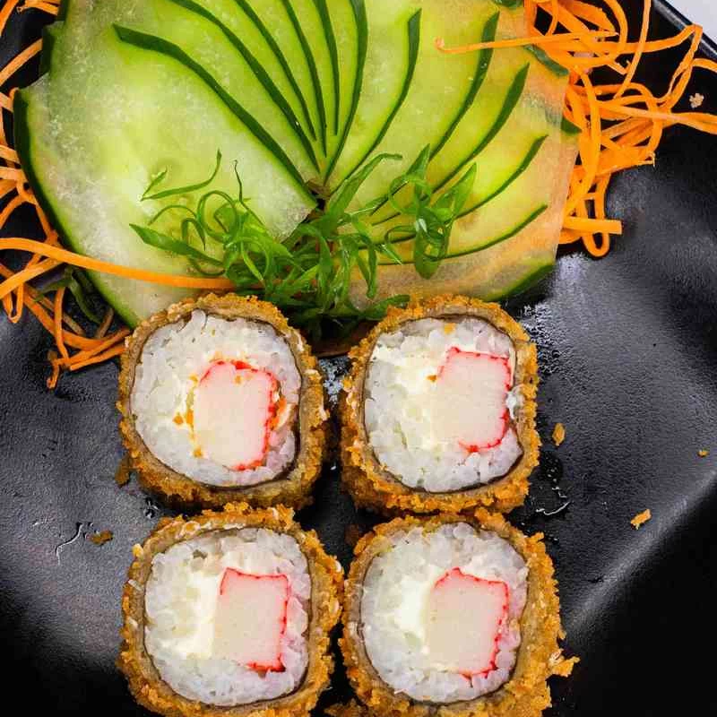 ENROLADINHO DE NORI COM ARROZ JAPONÊS, RECHEADO COM KANI, EMPANADO E FRITO, ACOMPANHA CREAM CHEESE E CEBOLINHA