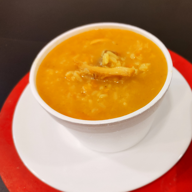 Canja feita com galinha desfiada, arroz e cenoura.