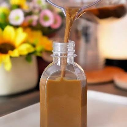 A bebida mais popular de Bangkok! Um café gelado encorpado, perfeitamente equilibrado com a doçura do leite condensado e a textura aveludada do leite em pó. O resultado é um café extremamente cremoso, doce e refrescante!!
🥤 O que esperar: Garrafinha de 200ml cheia até a boca, 100% café cremoso! Não mandamos gelo dentro para não diluir o sabor e nem ocupar o espaço da sua bebida. Ele já vai trincando de gelado, pronto para beber!