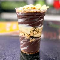 Contém Açaí no copo 400ml, paçoca, cobertura deliciosa de chocolate tudo de bom, granulado de chocolate, calda de chocolate e bis. Grátis Agua Mineral de 500 ml