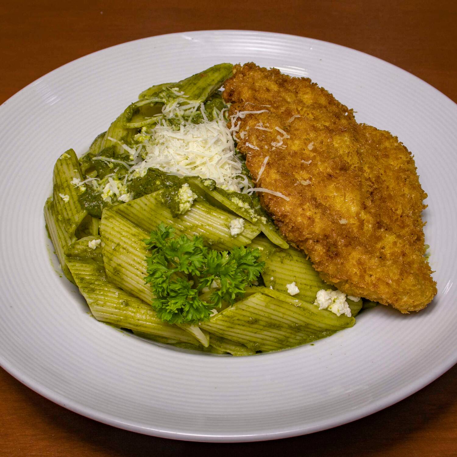 Macarrones Al Pesto Con  Pollo Al Crunch