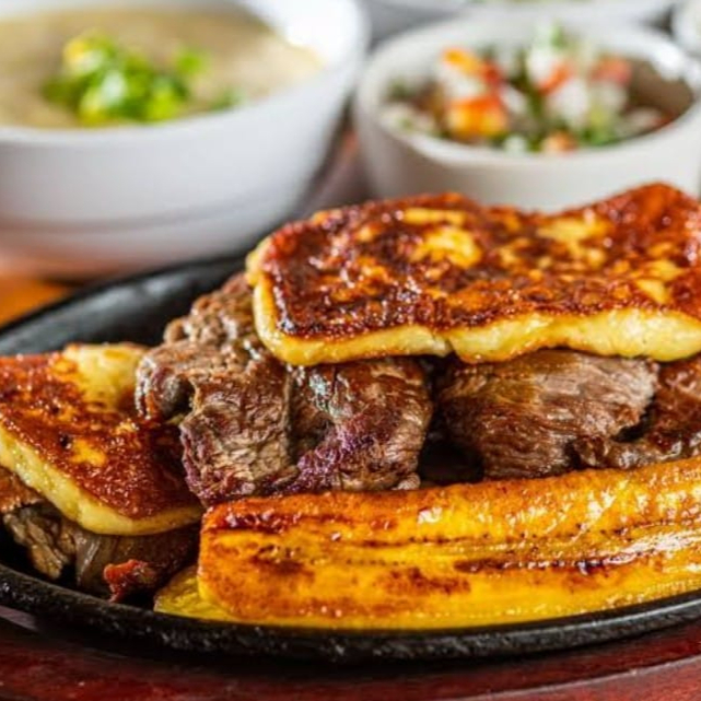 Purê cremoso cobrindo um recheio de carne do sol desfiada e bem temperada, com queijo derretido e banana da terra. Uma combinação marcante entre o salgado e o levemente adocicado, típica da culinária brasileira.