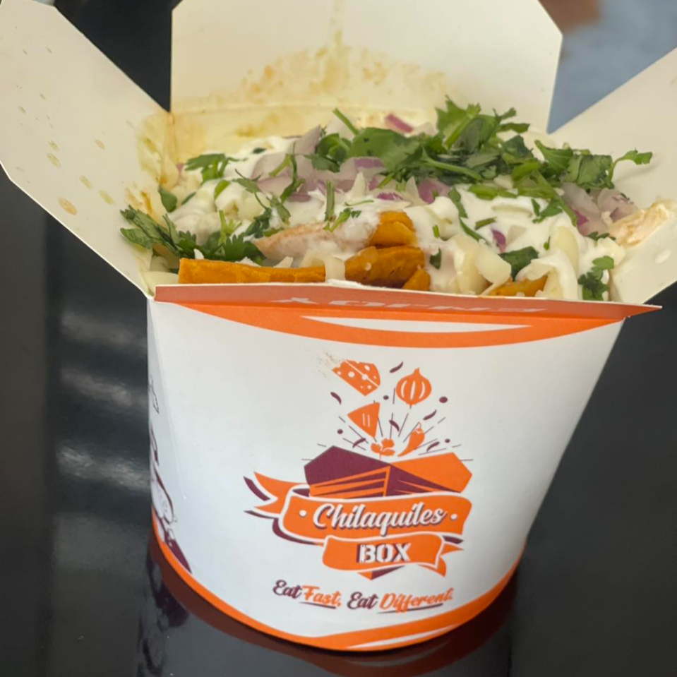 ¡𝗖𝗢𝗠𝗕𝗢! Chilaquiles + Refresco 🥡🥤