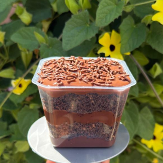 Bolo no pote com camadas super fofinhas de bolo de chocolate intercaladas com um creme de chocolate, aquele toque especial que derrete na boca. Finalizado com granulado crocante para dar o contraste perfeito. Um potinho de puro amor e indulgência, perfeito para adoçar o Dia! ️