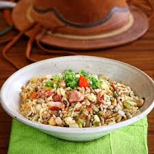 Delicioso Arroz, Calabresa, Costela no bafo Desfiada, Feijão Fradinho, Tomate, Cebola, Pimentão, Temperos Especiais e Finalizado na Manteiga. Aproximadamente 650 gramas