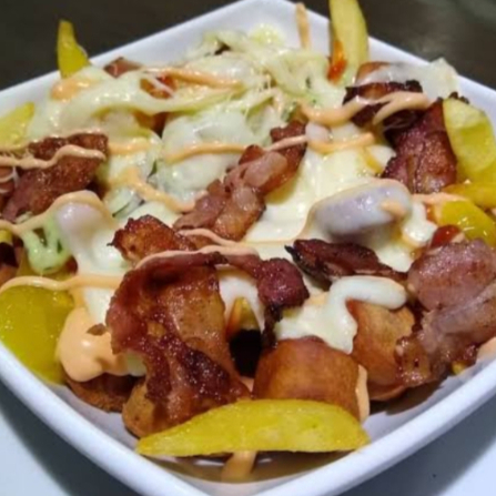 Salchipapa con Tocineta