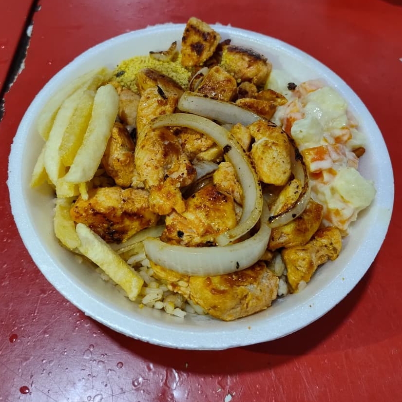 Frango, baião, farofa, salada de maionese e batata frita