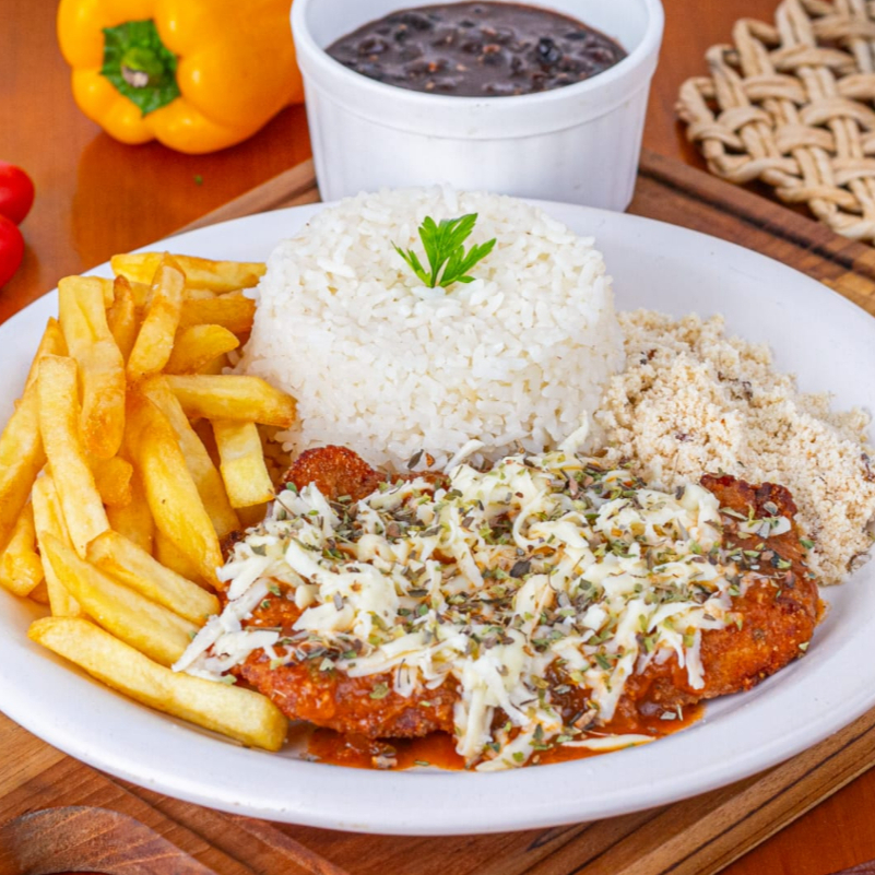 Saboroso Filé de Frango á Parmegiana com Batata Frita, acompanhado por um arroz branco soltinho, um feijão caseiro repleto de sabor, farofa crocante. Todos esses itens são servidos em uma prática marmita com aproximadamente 600gr, nossa embalagem vai ao microondas.
