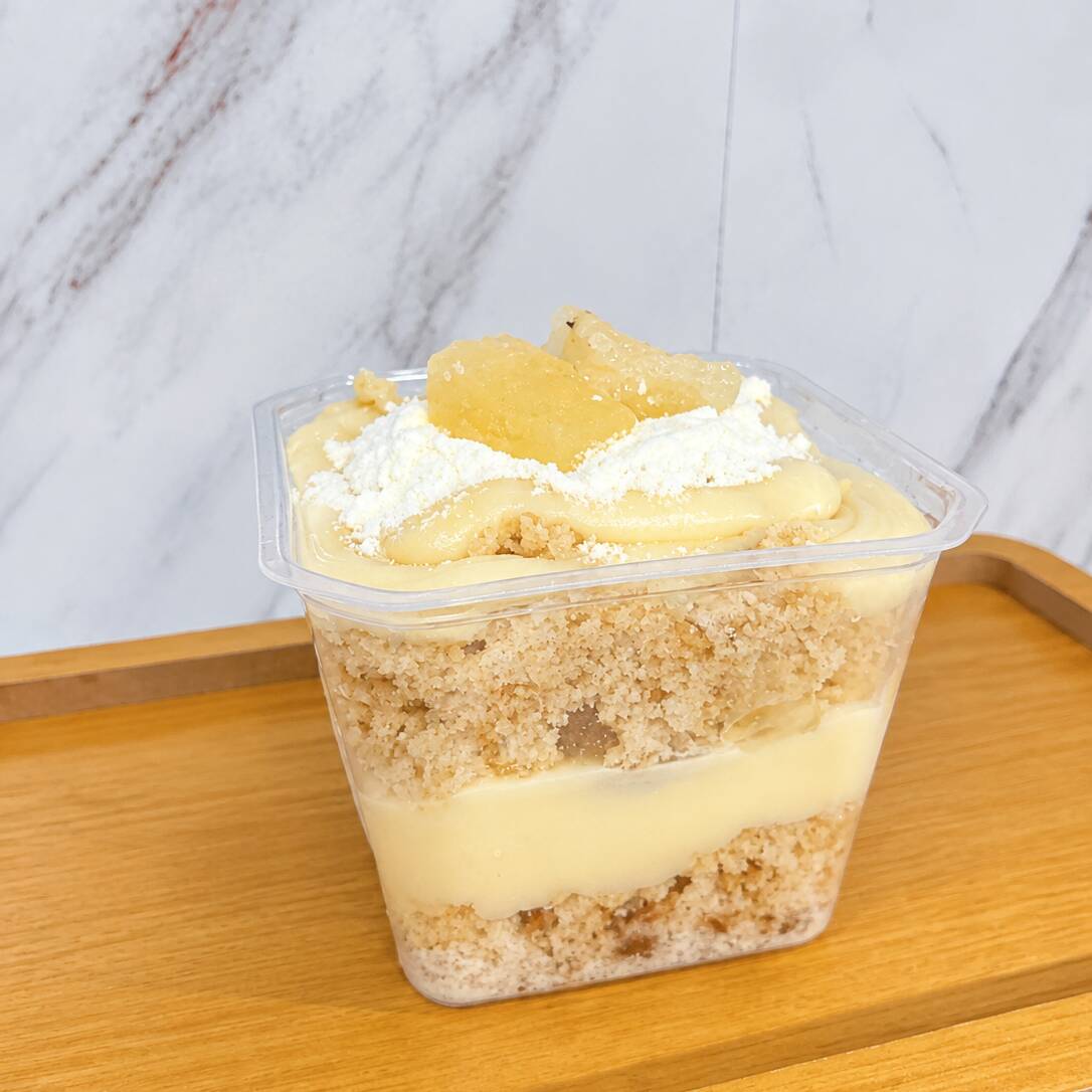 Mousse de leite ninho, com massa branca molhadinha recheada com brigadeiro cremoso de leite ninho e compota de abacaxi. Finalizado com leite em pó.