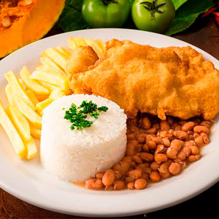 frango a milanesa arroz, feijão e fritas