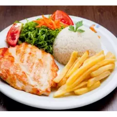 Arroz, feijão, farofa, fritas, salada do dia e filé de frango grelhado