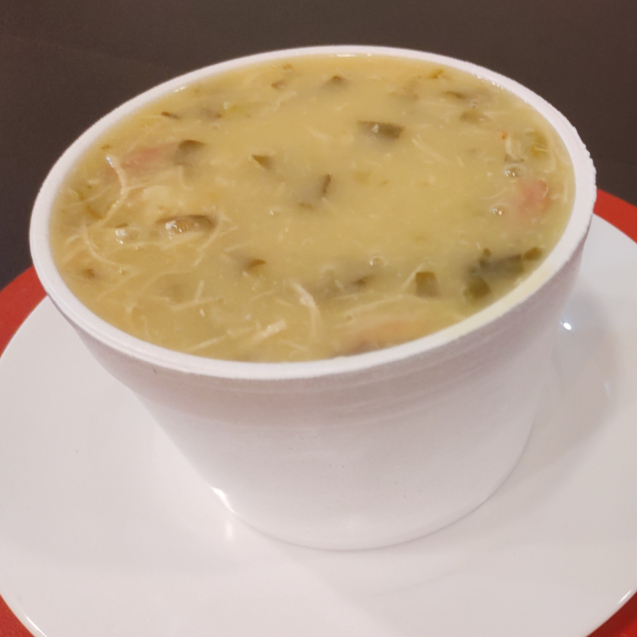 Delicioso caldinho com Mandioca, couve, frango e pedaços deliciosos de calabresa.