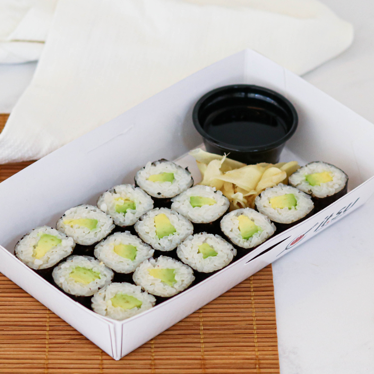 Caixa media 14 peças 14 peças Hossomaki Avocado 1 pote de Shoyu e Gengibre marinado