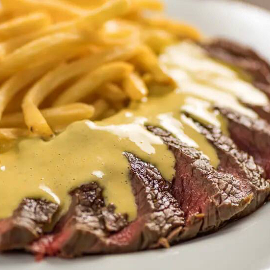 220 gramas de proteína, um suculento corte de carne nobre, grelhado à perfeição no ponto de sua preferência. Servido com batatas fritas e acompanhadas do nosso delicioso e exclusivo molho secreto 80 ml.  - Relação Peso in natura x peso grelhado  Batatas fritas 300 gramas (peso in natura) Steak de Carne 220 gramas de proteína in natura (crua)  Todos os nossos produtos com descrição de peso, são pes