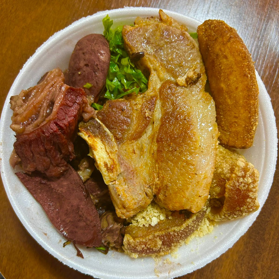 Feijoada clássica acompanha arroz soltinho, bisteca, torresmo, farofa, couve e banana empanada