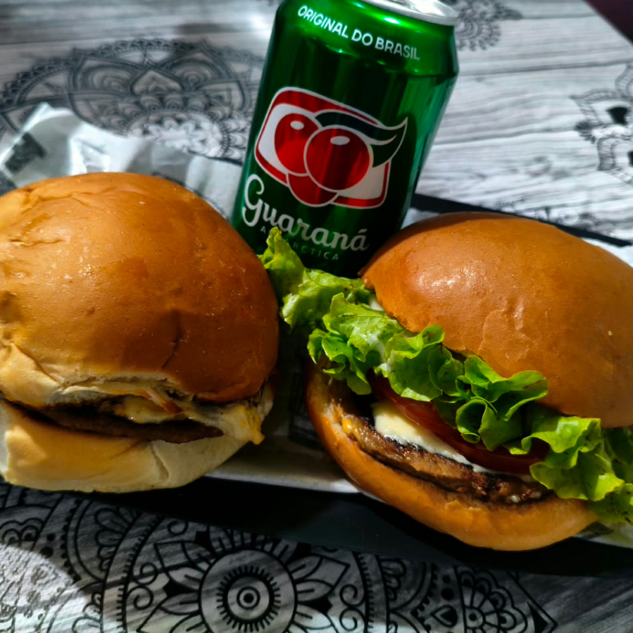 Um delicioso X salada + um saboroso X Burguer e para sua sede, um refrigerante lata 350ml.