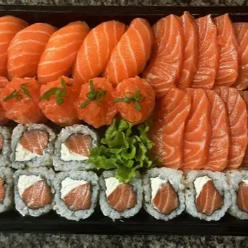 10 uramaki de salmão
5 joe de salmão
5 niguiri de salmão
10 sashimis de salmão