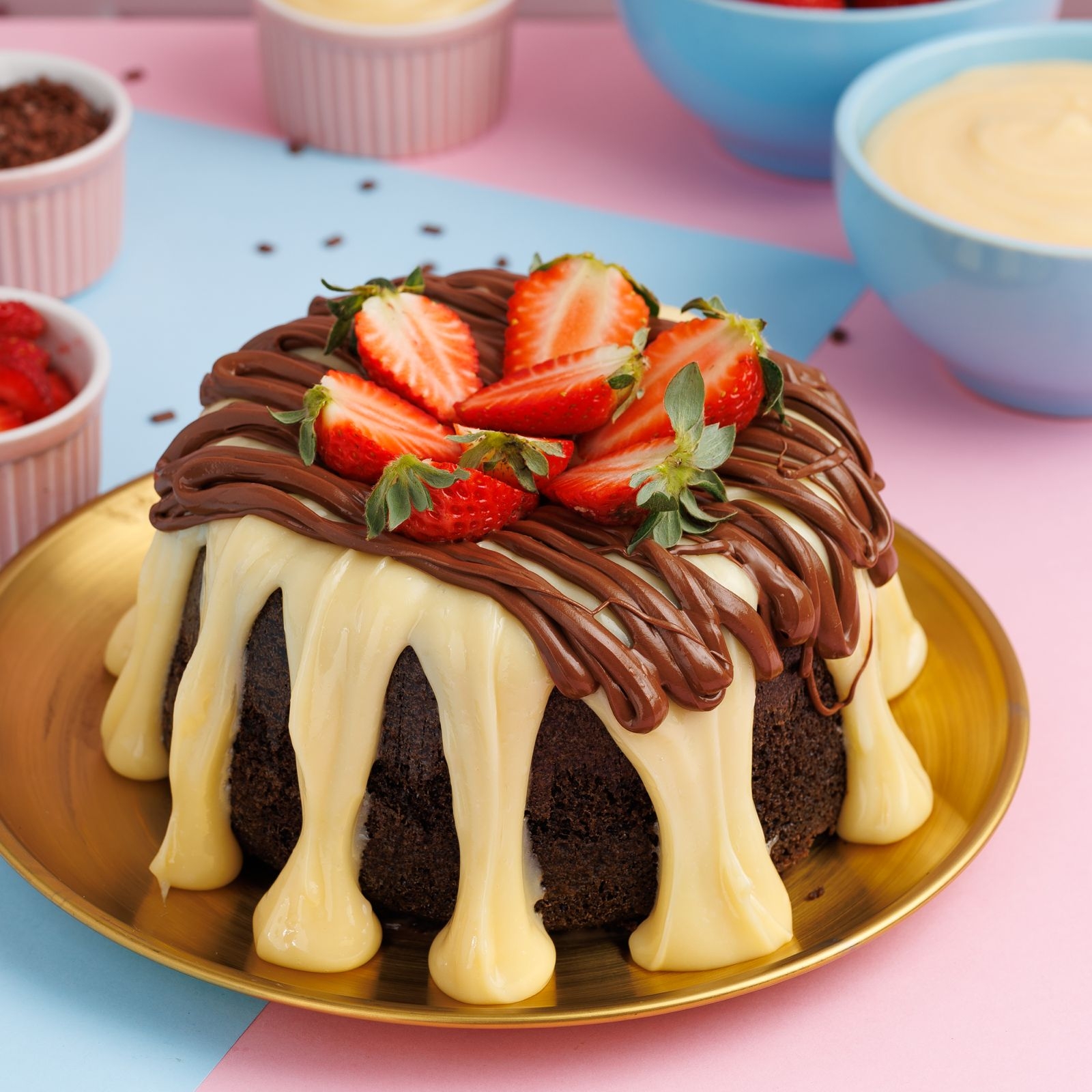 Massa de chocolate fofinha com cobertura de leite Ninho finalizado com morangos frescos e Nutella.