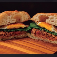 Pernil desfiado, queijo, tomate cereja, rúcula e ovo