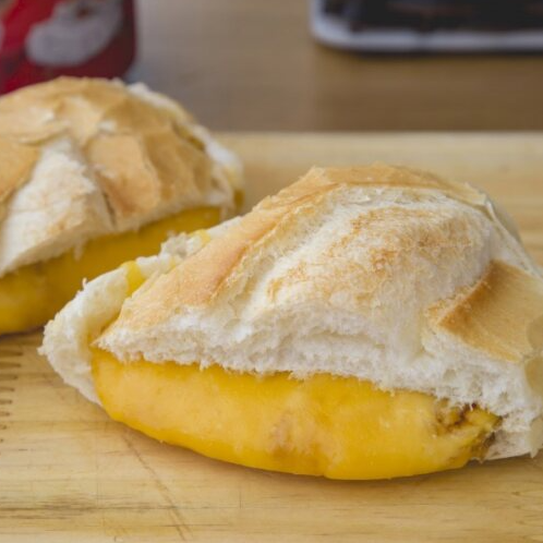 Pão francês e queijo prato.