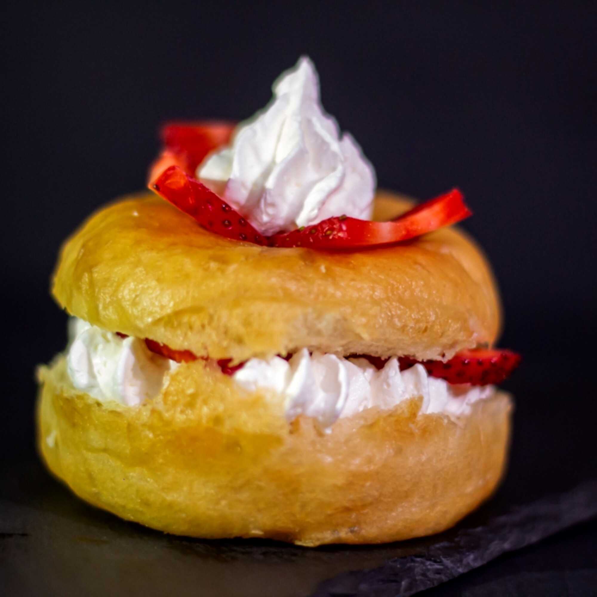 Dona Rellena de Fresas con Crema
