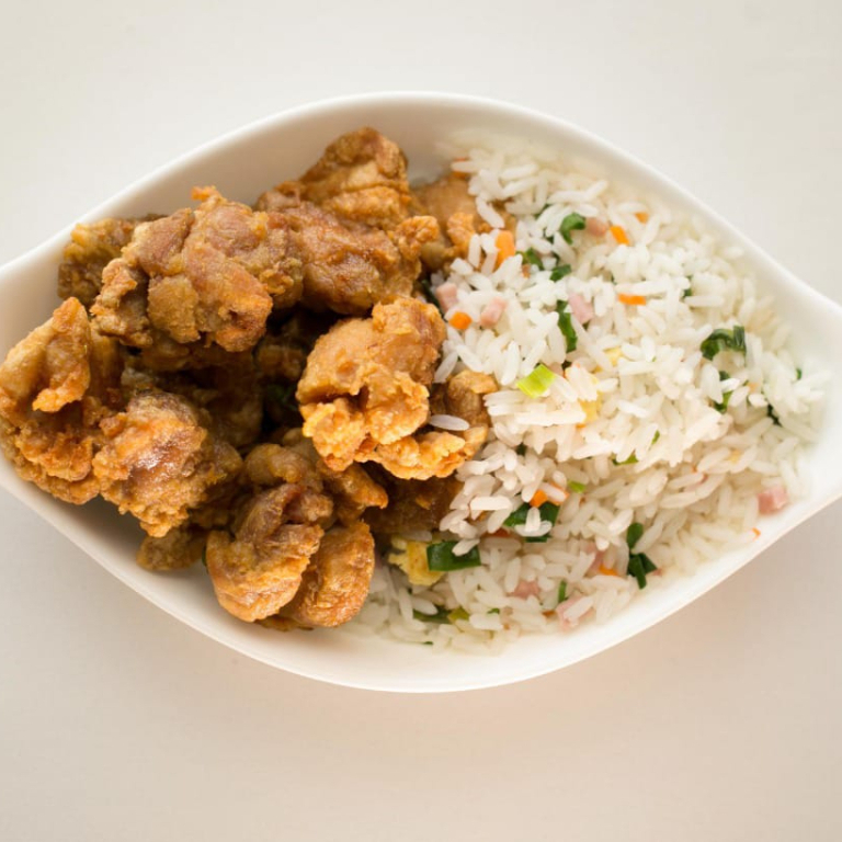 pedaços de file de coxa desossada frita salpicada com alho e cebolinha.