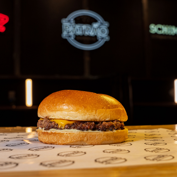 Burguer de 100g, queijo chedda, molho da casa e pão brioche