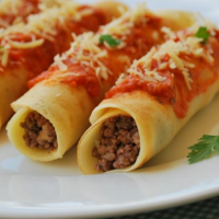 Deliciosas panquecas de carne acompanhadas de arroz, fritas, legumes do dia e feijão tudo separadinho.