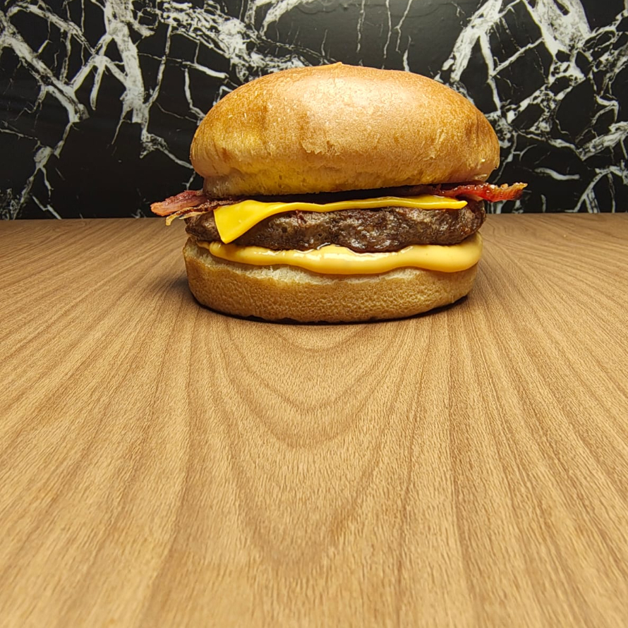 Pão brioche molho americano , carne artesanal , queijo cheddar fatiado, bacon em fatias,