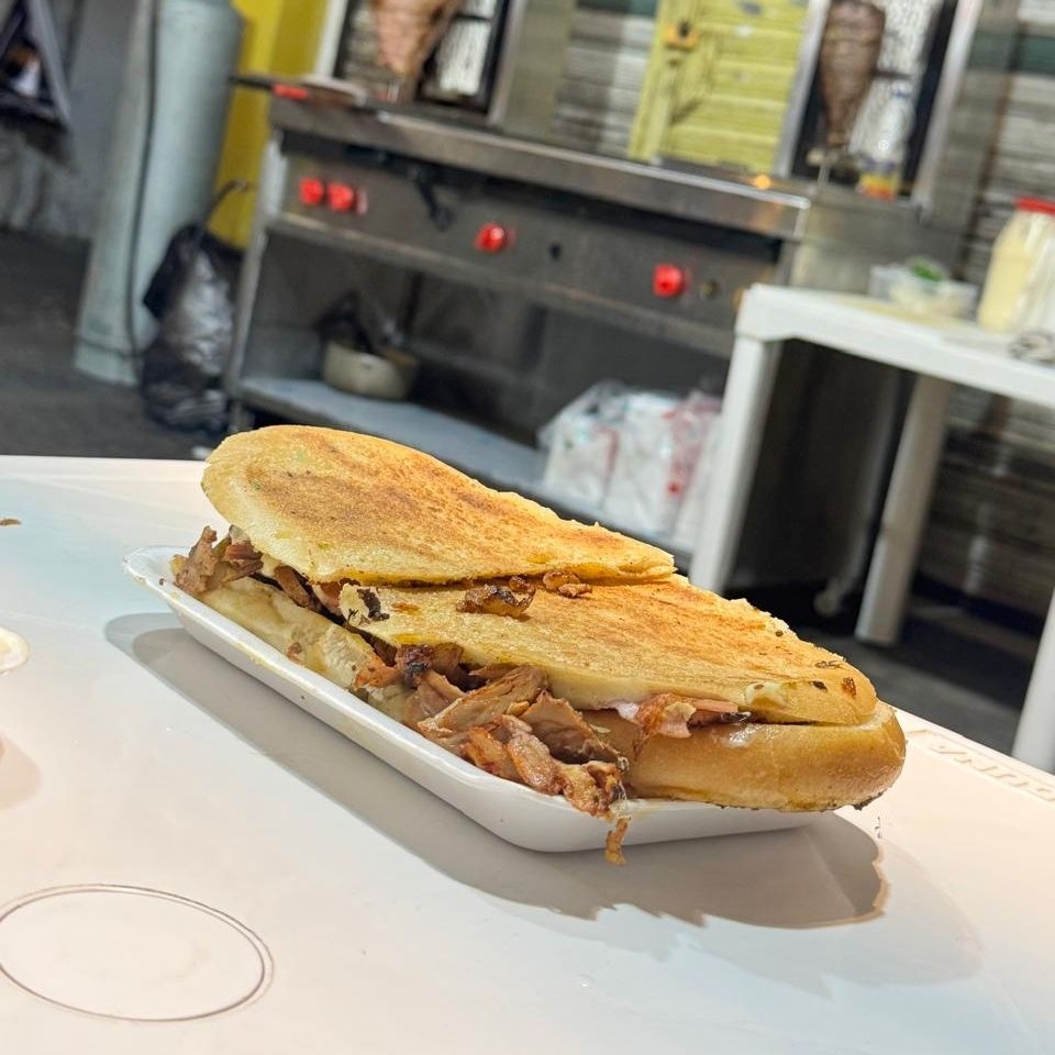TORTAS DE PASTOR CON QUESO