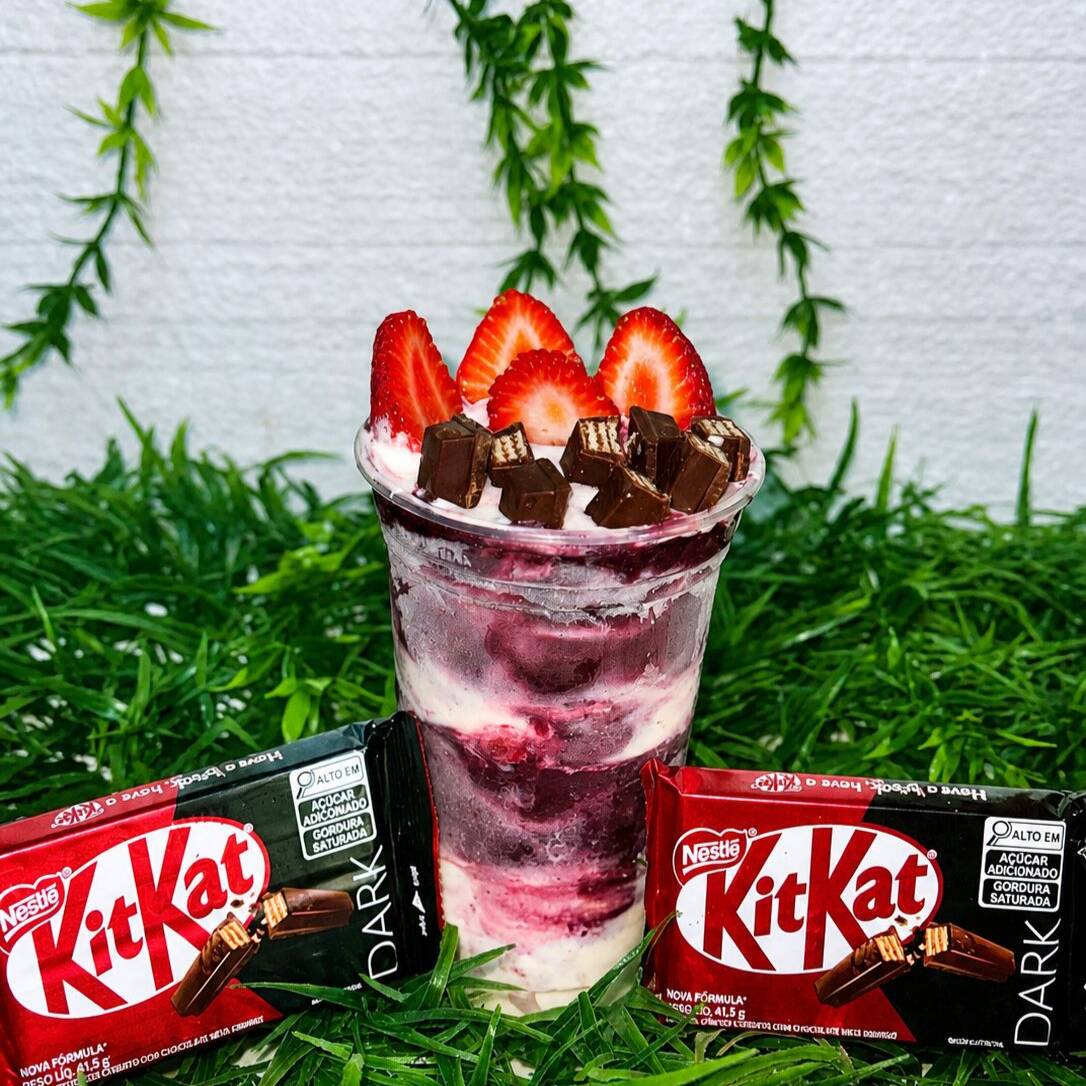 açai,Creme ninho,kit kat (meio amargo) e morango