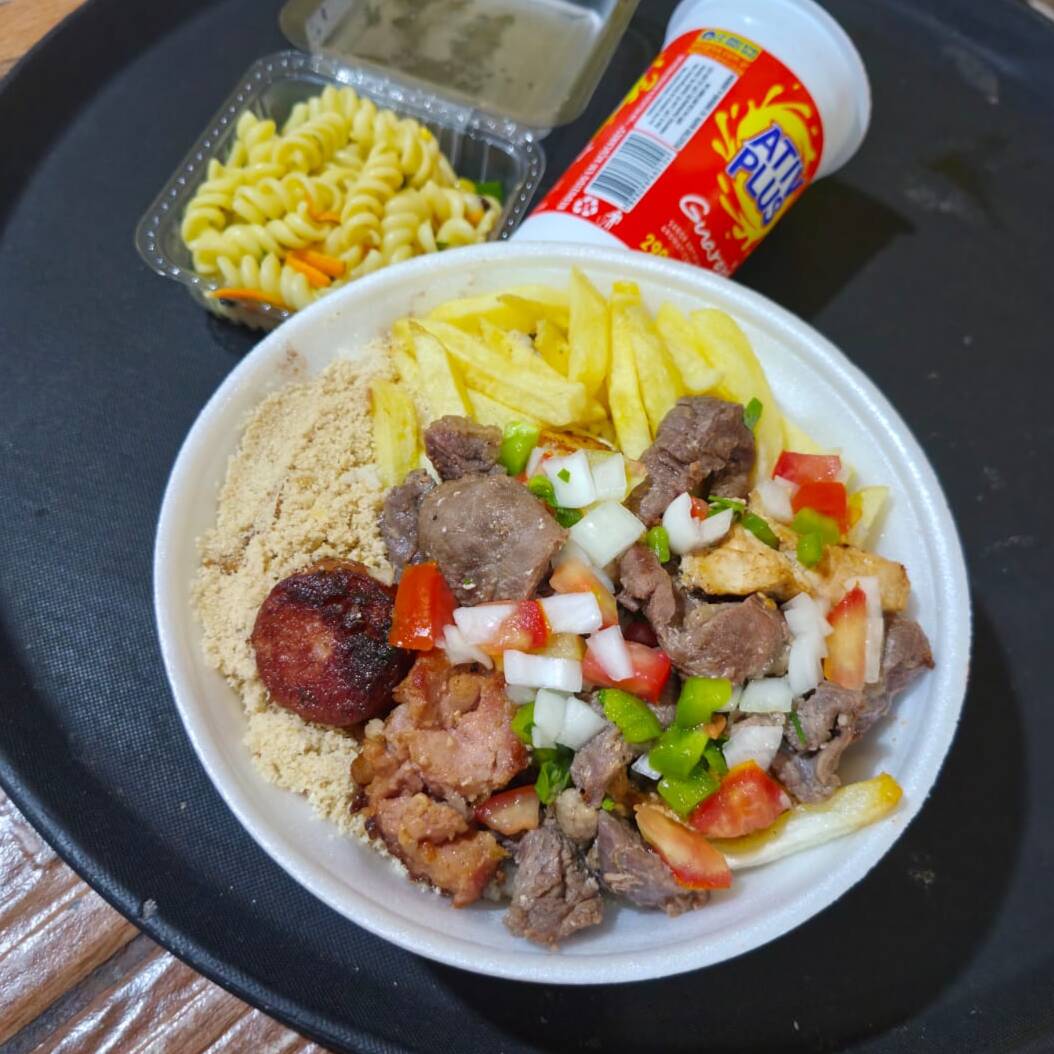 Churrasco misto com molho à companha batata frita arroz feijão farofa e salada + Ativ Plus