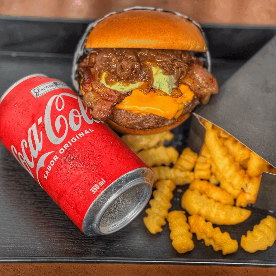 Pão Brioche selado , burguer de 150g, combinado com cheddar derretido, cebola caramelizada, bacon crocante, e maionese verde artesanal da casa + Porção de batata Crinkle crocante + bebida 350ml.