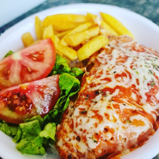 Filé de frango empanado, coberto com molho de tomate e uma camada generosa de queijo derretido, garantindo um prato suculento, encorpado e muito saboroso. Arroz, feijão, farofa e salada.