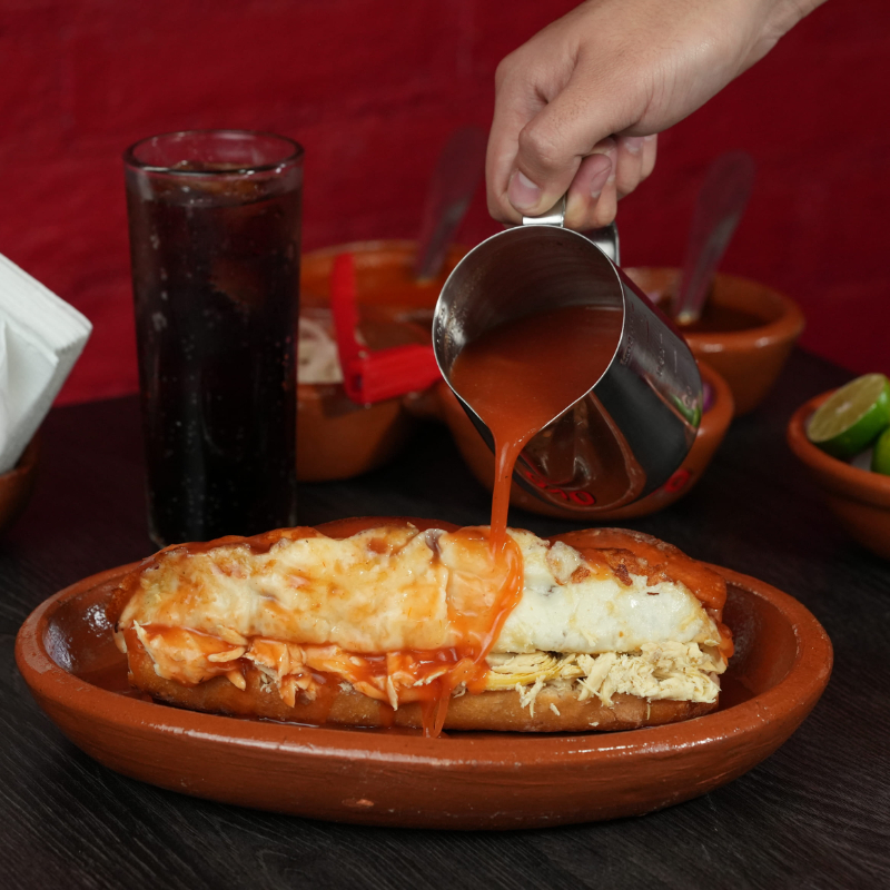 Torta de Pollo con Queso Oaxaca