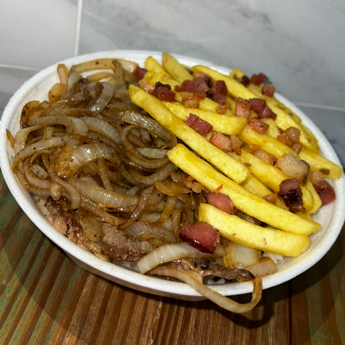 O prato inclui arroz, feijão, batata frita com bacon e salada, oferecendo uma refeição completa e saborosa.