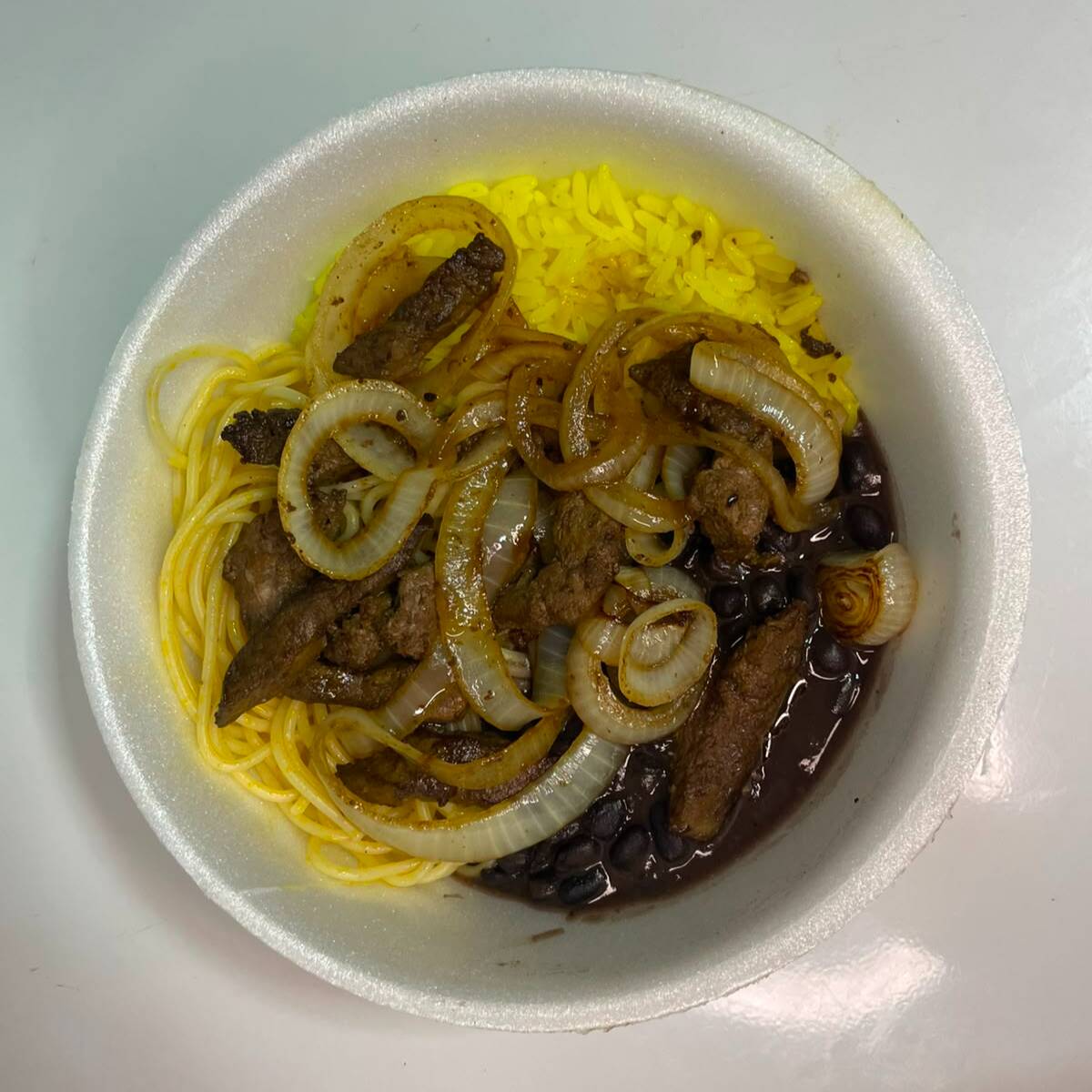 Acompanha macarrão, feijão à escolha, vinagrete e farofa.