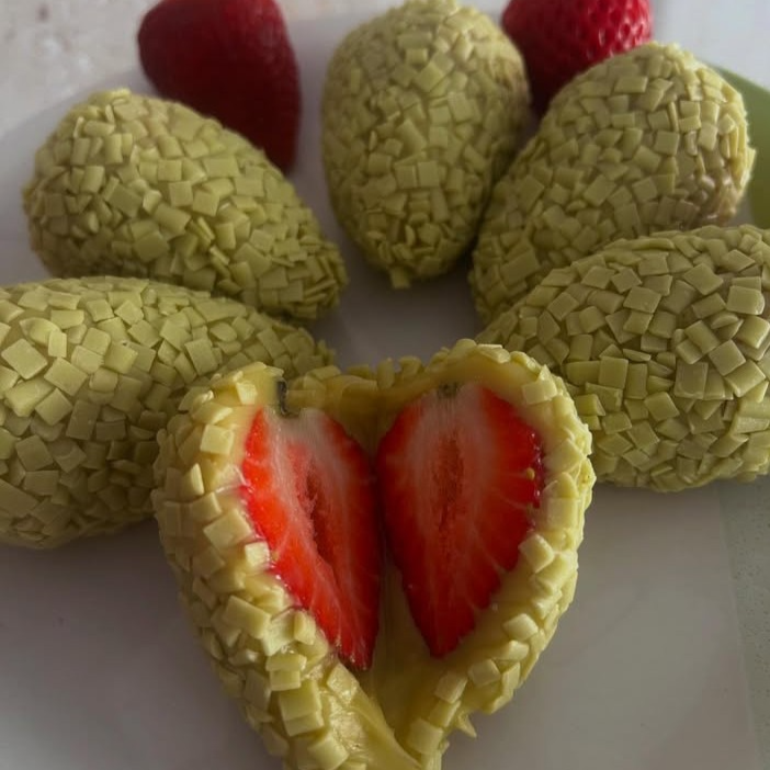 Coxinha de Pistache, feita com recheio de pistache, recheada com Morango. Finalizada em Granule de Pistache