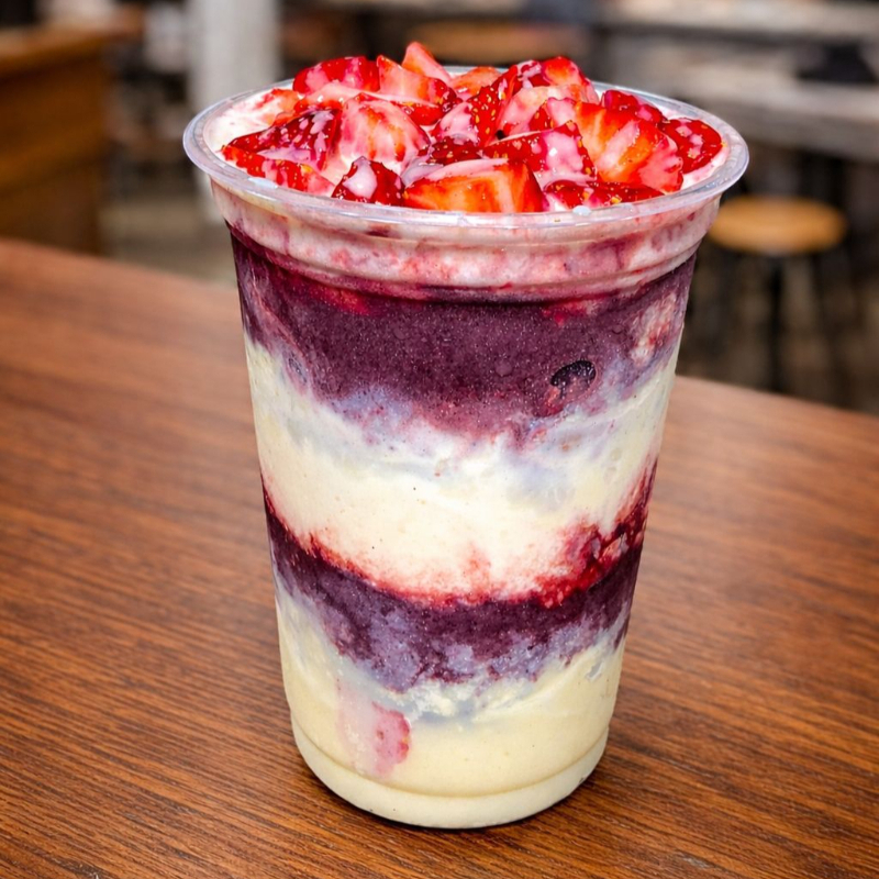 Esse é pra quem ama esse casadinho!
Açaí e cupuaçu extremamente cremosos, leite condensando, leite Ninho e morangos frescos, em todas as camadas do seu copo pra cada colherada ser perfeita, irresistível, né?