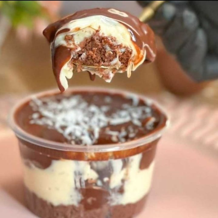 Massa de chocolate fofinha e molhadinha, recheio de chocolate intercalado com recheio de coco em flocos. (Pote 200ml)