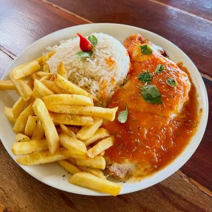 Deliciosa parmegiana. Com arroz fritas saladas com Refri 2 litros